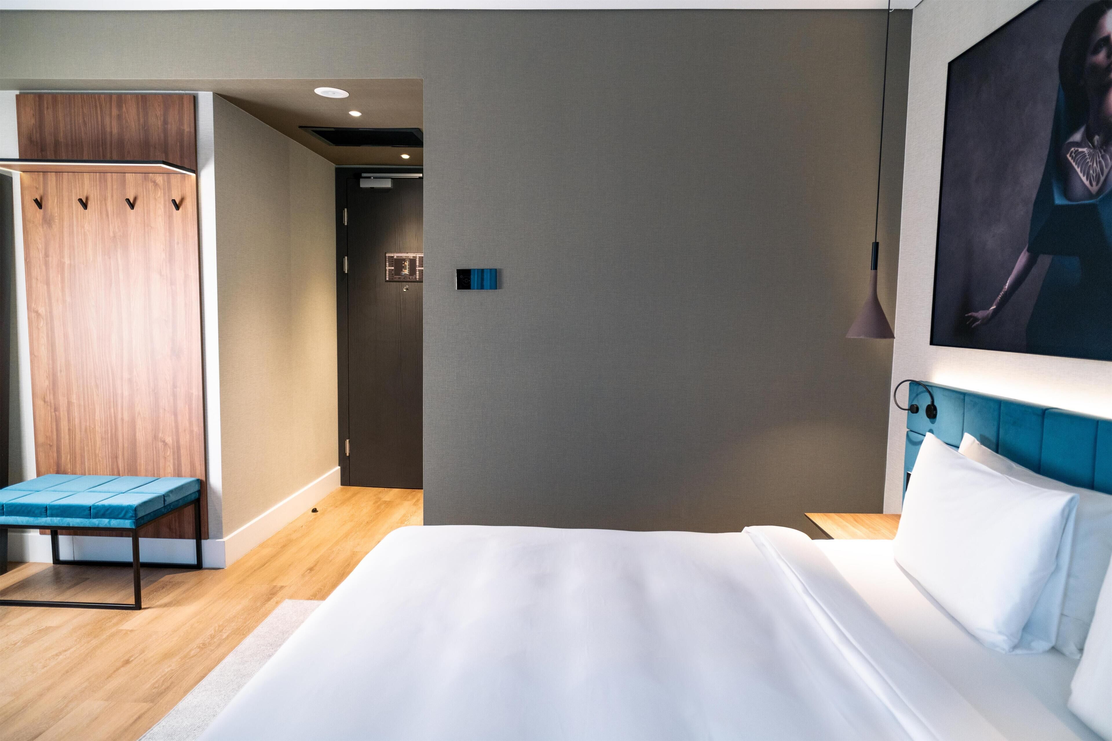 Premium-huone, kaupunkinäköala | Ylelliset vuodevaatteet, minibaari, tallelokero huoneessa