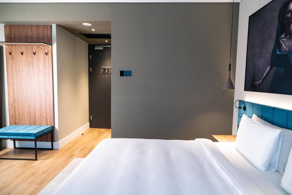 Premium-huone, kaupunkinäköala | Ylelliset vuodevaatteet, minibaari, tallelokero huoneessa