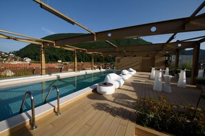 Außenpool (je nach Saison geöffnet), Sonnenschirme