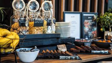 Sarapan prasmanan setiap hari (RON 115 per orang)