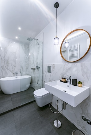 Design Suite | Bathroom | Hair dryer, towels, soap, shampoo