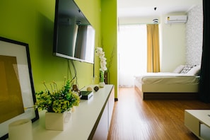 Comfort-Studiosuite | Wohnbereich | Flachbildfernseher