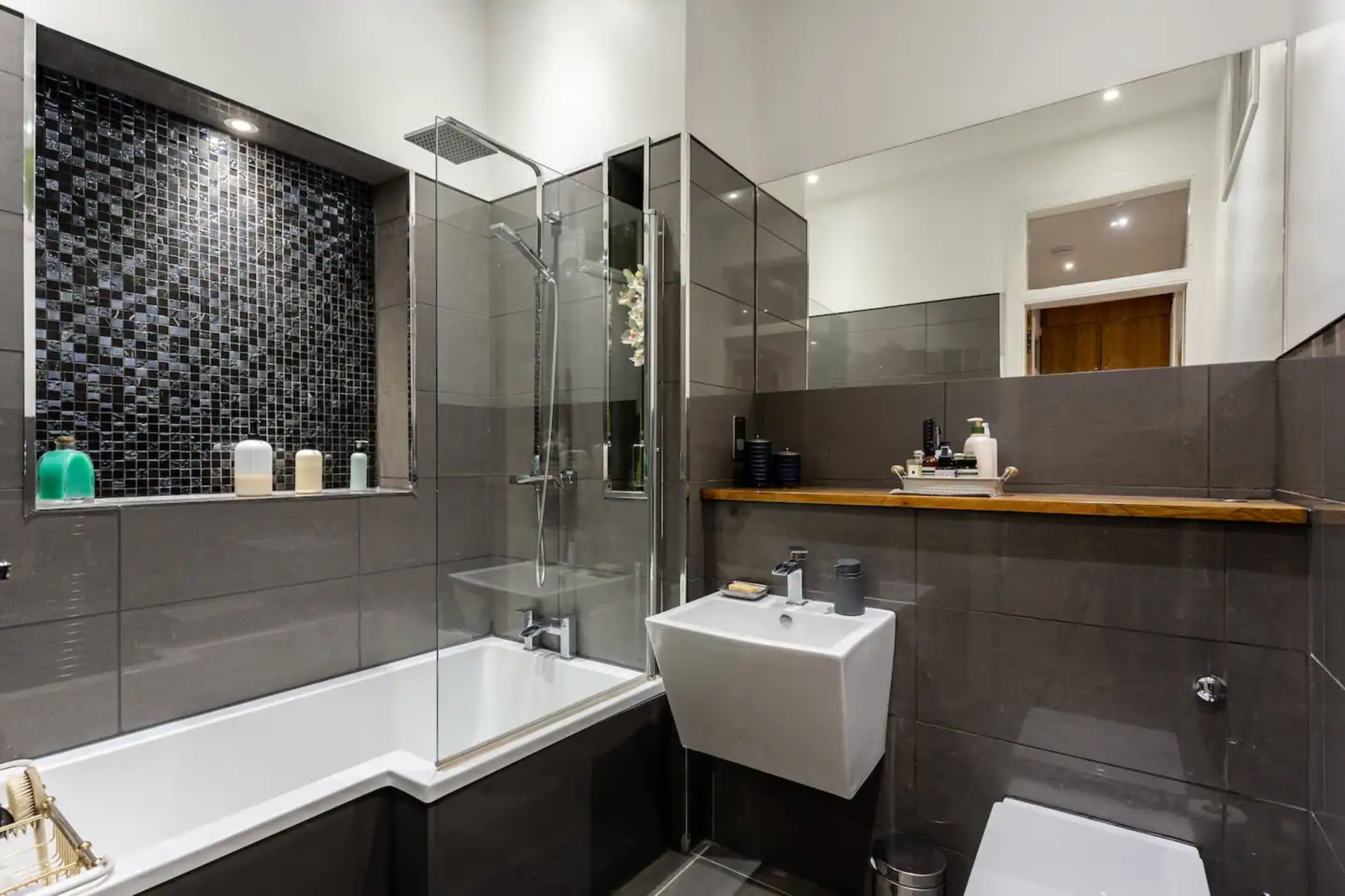 Basic House, Multiple Beds | Bathroom | Towels, soap, shampoo, toilet paper