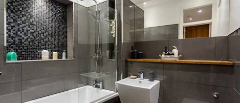 Basic House, Multiple Beds | Bathroom | Towels, soap, shampoo, toilet paper