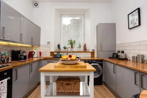 Basic House, Multiple Beds | Private kitchen | Fridge, microwave, oven, stovetop