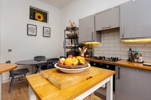 Basic House, Multiple Beds | Private kitchen | Fridge, microwave, oven, stovetop - Spacious 2 Bedroom House Near The Meadows (Edinburgh)