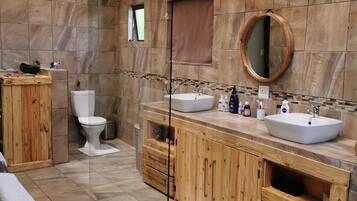 Superior Room | Bathroom | Shower, towels