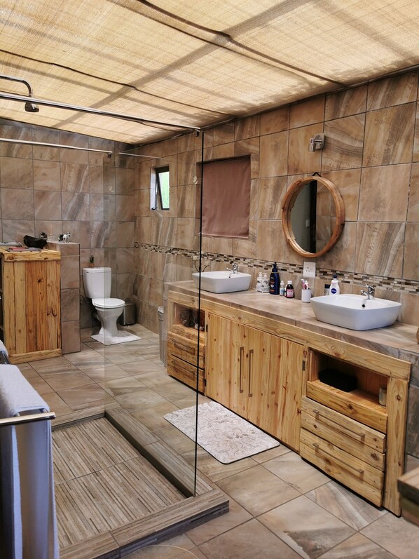 Superior Room | Bathroom | Shower, towels - Mthembuskloof Country Lodge (Dr JS Moroka)