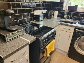 Apartamento, várias camas | Cozinha privada | Geladeira, micro-ondas, fogão, cooktop