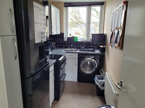 Apartamento, várias camas | Cozinha privada | Geladeira, micro-ondas, fogão, cooktop