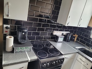 Private kitchen - Immaculate 1-bed Apartment Near Tower Bridge (London)