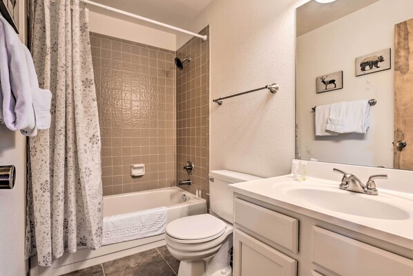 Une salle de bain avec une baignoire, des toilettes et un lavabo.