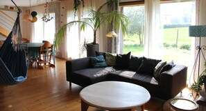 Table tennis, books, computer monitors - 15 mn from the beaches, quiet and warm wooden house (Ploemel)