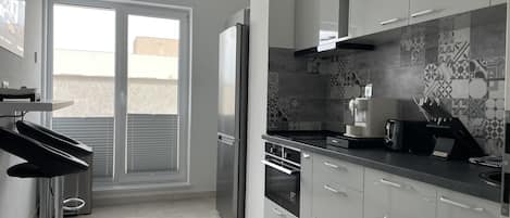 Kühlschrank, Mikrowelle, Ofen, Herdplatte