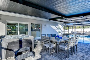 Outdoor dining - Spa+Pool+Yard Games+2 Master+Upscale Area+Spacious (Bradenton)