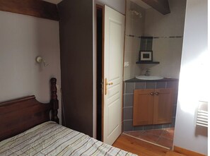 2 Schlafzimmer, Bügeleisen/Bügelbrett