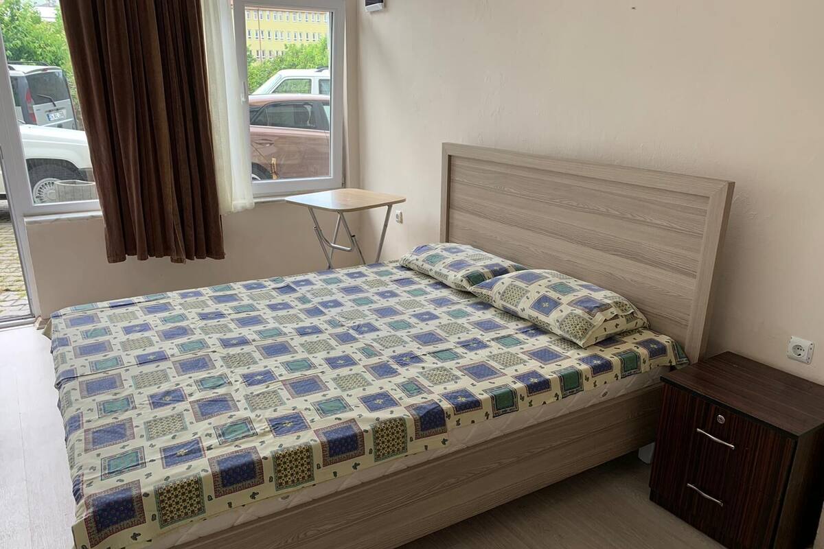 Family Triple Room | Bar mini, meja, ruang kerja komputer riba, cadar katil 