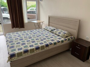 Minibar, escritorio, espacio para trabajar con laptop y ropa de cama 