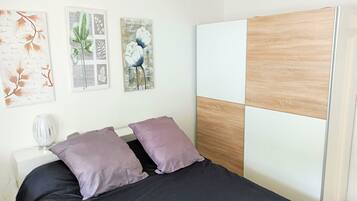 1 habitación, tabla de planchar con plancha y ropa de cama