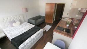 1 bedroom, travel cot, WiFi, bed sheets - (189OC-6) Cozy Studio Near Beach & Town Centre  (Bournemouth)
