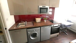 Private kitchen - (189OC-6) Cozy Studio Near Beach & Town Centre  (Bournemouth)