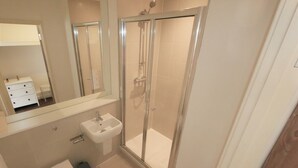 Shower, towels - (189OC-6) Cozy Studio Near Beach & Town Centre  (Bournemouth)