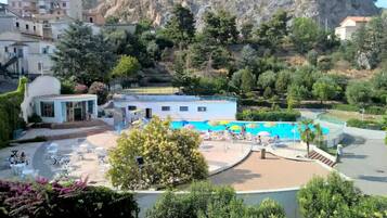 Piscine extérieure, parasols de plage, chaises longues