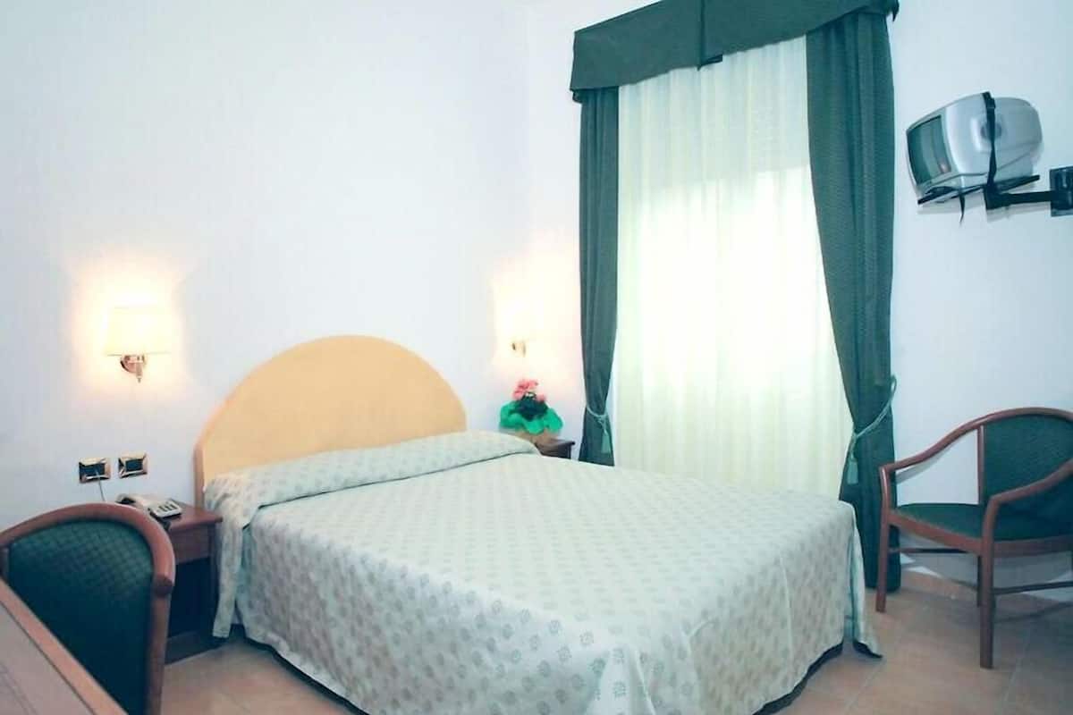 Habitación estándar | Escritorio y ropa de cama
