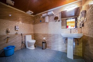 Suite | Bathroom | Shower, rainfall showerhead, free toiletries, hair dryer - Yashshree Lachung (Chungthang)