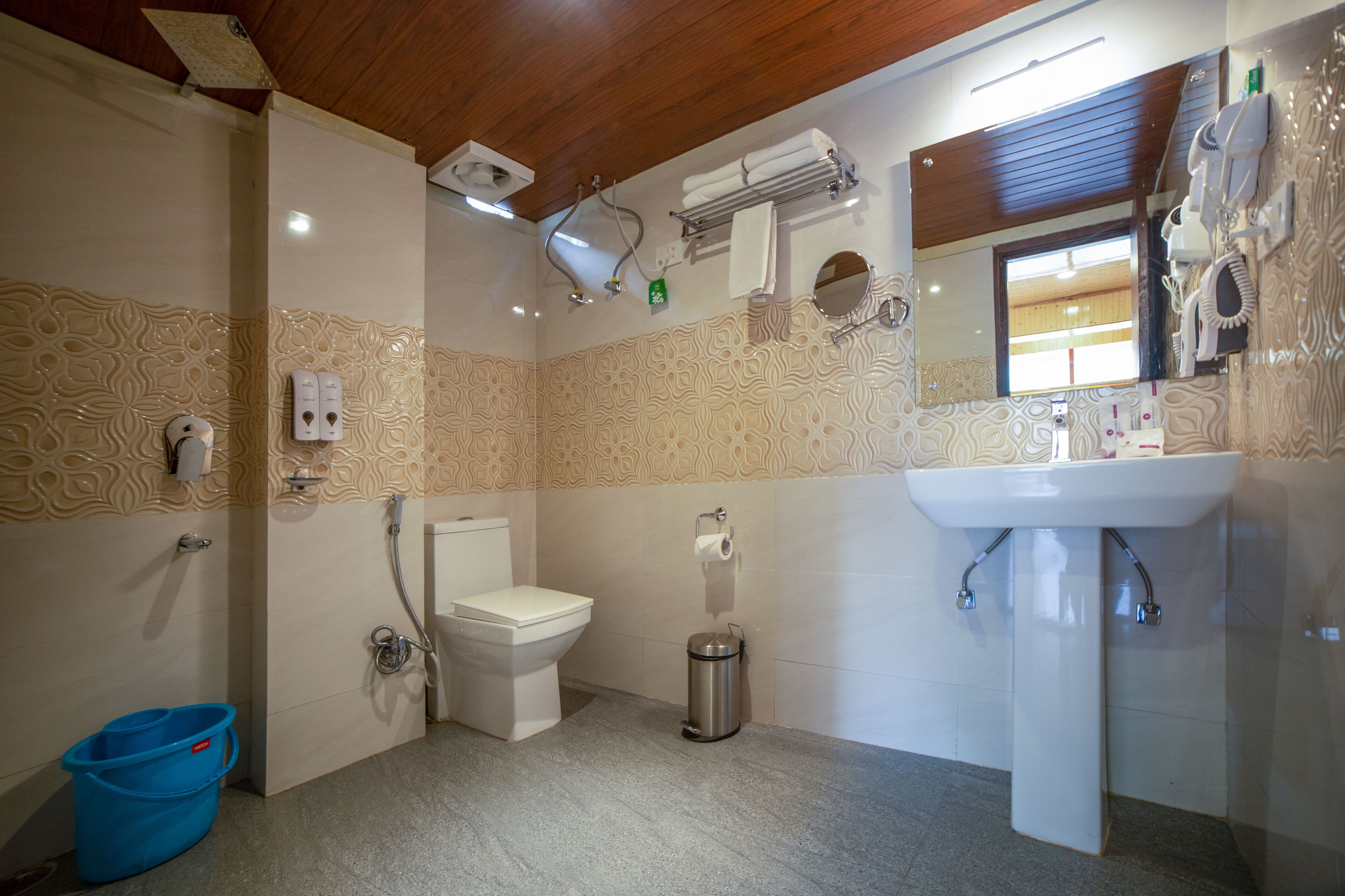 Un bagno con toilette, bidet, lavandino e cestino.