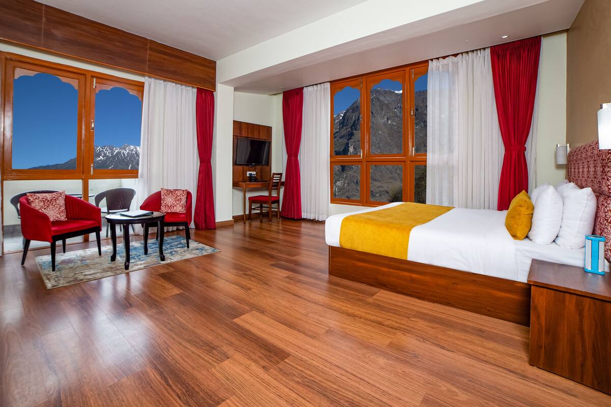 Junior Suite with Balcony | 1 sovrum, allergitestade sÀngklÀder och mörklÀggningsgardiner