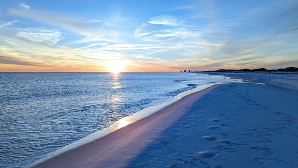 A beach with a clear sky, calm sea, and footprints in the sand. - Welcome to Beachy Bliss – Your Emerald Waters Escape! (Navarre)
