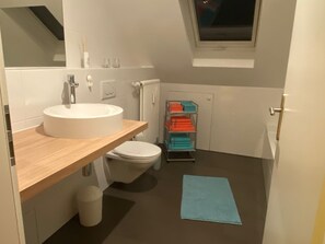 Badewanne, Haartrockner, Handtücher