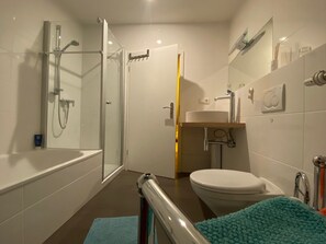 Badewanne, Haartrockner, Handtücher