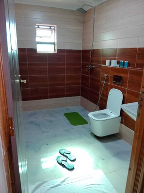 Presidential Studio Suite, 1 Double Bed | Bathroom | Slippers