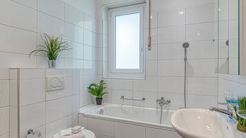 Apartemen Keluarga, Beberapa Tempat Tidur, 2 kamar mandi, area taman (La Luminosa) | Kamar mandi | Bathtub dan shower terpisah, kloset, handuk, dan sabun