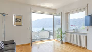 Departamento familiar, varias camas, 2 baños, en el área del jardín (La Luminosa) | Área de sala de estar | Televisión y chimenea