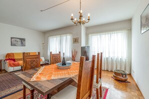 Réfrigérateur, un four, lave-vaisselle, cafétière à espresso