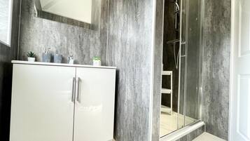 House, Multiple Beds | Bathroom | Shower, hair dryer, towels