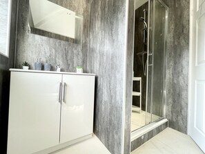Casa, varias camas | Baño | Regadera, secadora de cabello, toallas
