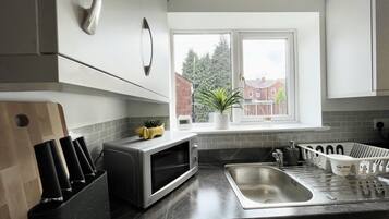 House, Multiple Beds | Private kitchen | Fridge, microwave, oven, stovetop