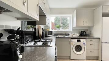 House, Multiple Beds | Private kitchen | Fridge, microwave, oven, stovetop