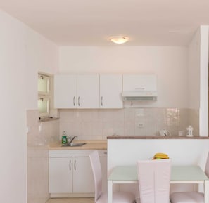 開放式客房 (Studio Apartment with Balcony (3 Adul) | 私人小型廚房 | 電冰箱