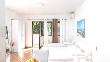 Studio (Studio Apartment with Balcony (3 Adul) | Living room | 32-inch flat-screen TV with cable channels, TV