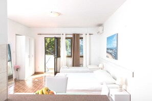 Studio (Studio Apartment with Balcony (3 Adul) | Living room | 32-inch flat-screen TV with cable channels, TV - House Apartments Ariva (Dubrovnik)