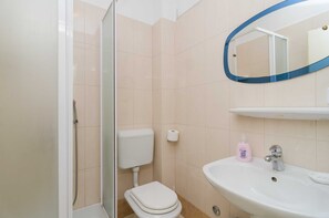 Studio (Studio Apartment with Balcony (2 Adul) | Bathroom | Shower, towels - House Apartments Ariva (Dubrovnik)
