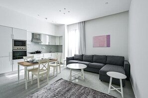 55-inch Smart TV with satellite channels, TV - Terminal Inn By Edar City Center (Doha)