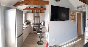 House | Private kitchen | Fridge, microwave, oven, stovetop - Luxury 2-bed Modern Chalet in Bridlington (Bridlington)