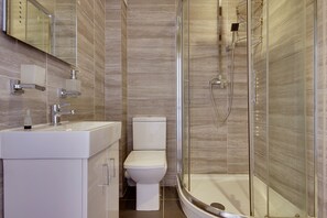 Badewanne, Haartrockner, Handtücher, Seife