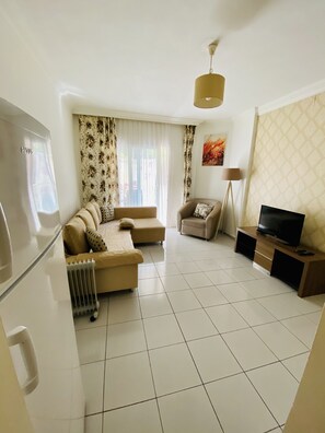 Comfort-Apartment | 1 Schlafzimmer, Zimmersafe, individuell dekoriert, Schreibtisch